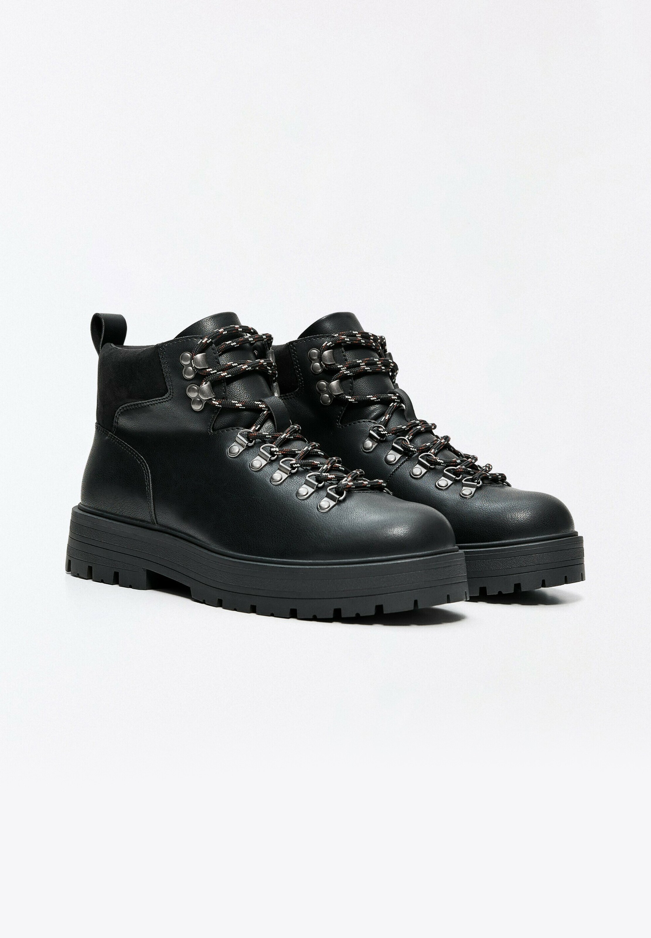 Boots stringati di Bershka in nero