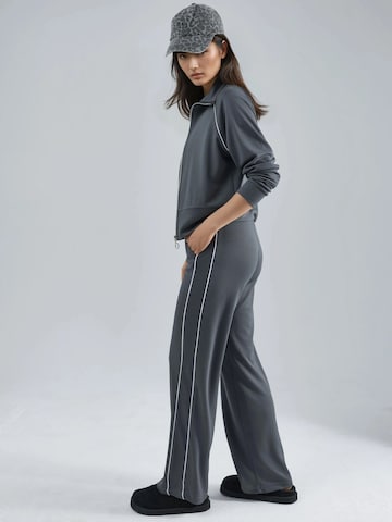 Tailleur di Hiccup in grigio