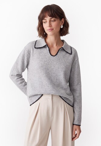 Usha Pullover in Grau: Vorderseite