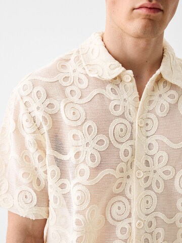 Fit confort Chemise Bershka en blanc