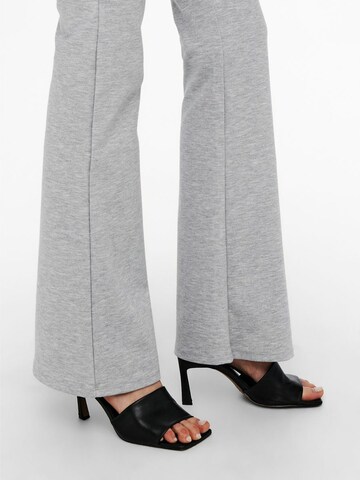 Flared Pantaloni di ONLY in grigio