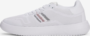 Baskets basses TOMMY HILFIGER en blanc : devant