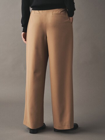Next - Pierna ancha Pantalón plisado en beige