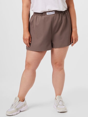 Public Desire Curve Regular Shorts in Grau: predná strana