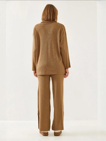 Completo pantalone di Bianco Lucci in beige