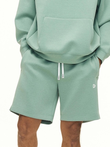 regular Pantaloni 'RECREATION Scuba Shorts' di DRILLS Apparel in verde