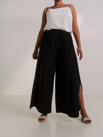 Guido Maria Kretschmer Curvy Wide leg Trousers 'Darlin' in Black: front