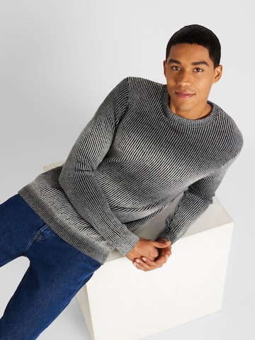 Pull-over QS en gris : devant