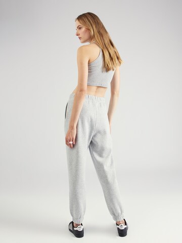 PIECES - Tapered Pantalón 'AMY' en gris