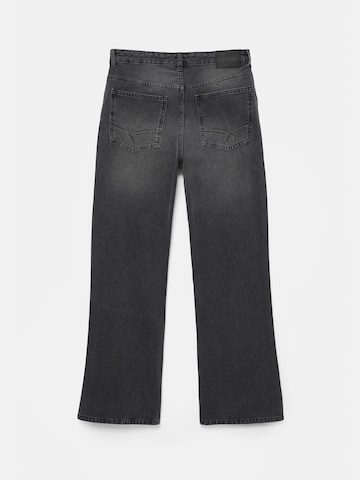 Pull&Bear Flared Jeans in Schwarz