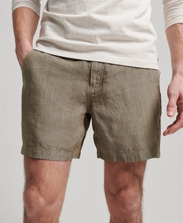 Superdry Regular Shorts in Grün: predná strana