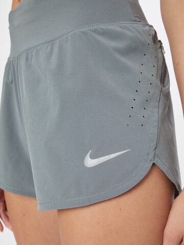 NIKE Regular Sportshorts 'ECLIPSE' in Grau