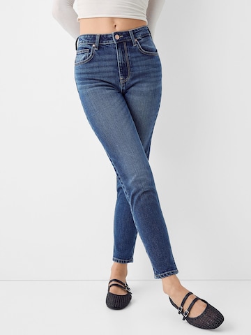 Bershka Tapered Jeans in Blue: front