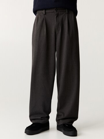 Pull&Bear Loose fit Pleat-front trousers in Grey: front
