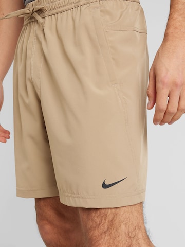 NIKE Regular Sportshorts 'Form' in Grün