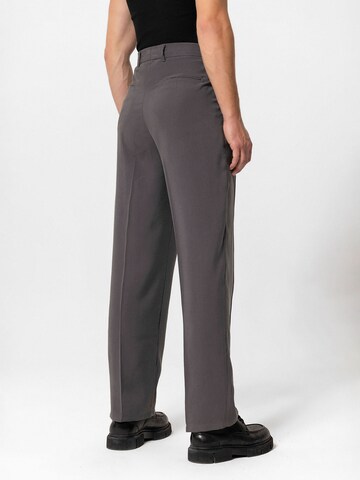 Loosefit Pantaloni con pieghe 'ERMANNO' di Antioch in grigio