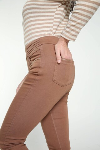 Cassis Slimfit Jeans in Braun