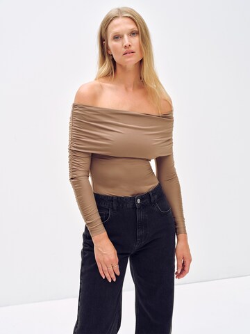 ABOUT YOU x Toni Garrn Shirt 'Kiara' in Grijs: voorkant