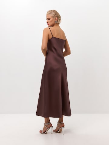 Serena Silueta Klänning 'Midi satin slip dress 'Majestic'' i brun