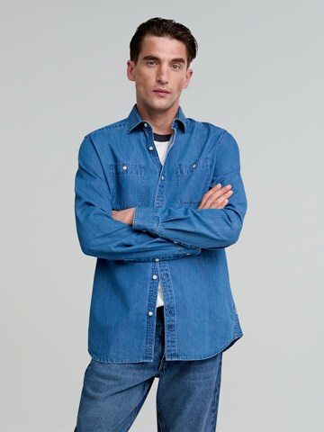 Coupe regular Chemise Scalpers en bleu : devant