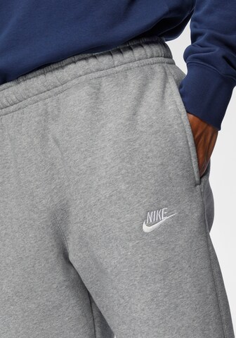 Nike Sportswear Tapered Housut 'Club Fleece' värissä harmaa