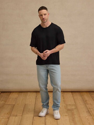 DAN FOX APPAREL Футболка 'Jayden' в Черный