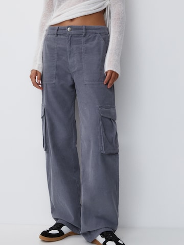 Pull&Bear Regular Cargo Pants in Grey: front