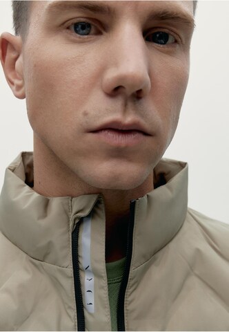 Gilet de sport 'Sepik' Born Living Yoga en beige