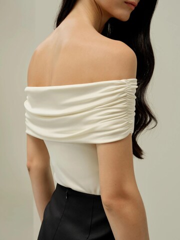 Lilysilk - Top 'Seidenjersey Schulterfreies Top' en blanco