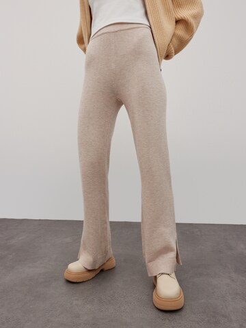 EDITED Boot cut Trousers 'Lunette' in Beige: front