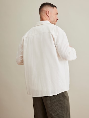 DAN FOX APPAREL جينز مضبوط قميص 'Lio' بلون أبيض