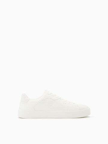 Sneaker low de la Bershka pe alb