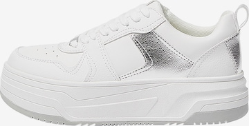 Pull&Bear Låg sneaker i vit