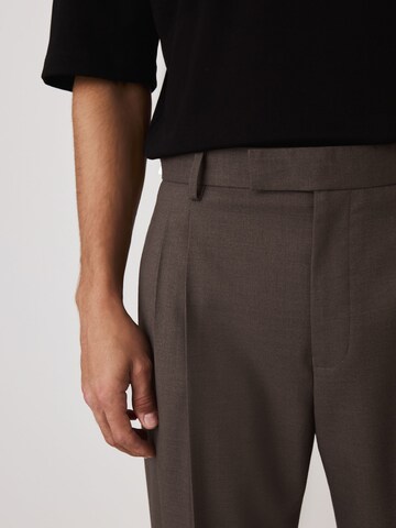 Regular Pantalon à plis Next en marron