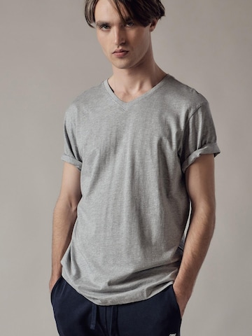 Maglietta 'T-Shirt Scollo a V' di OWN Off With Nature in grigio: frontale