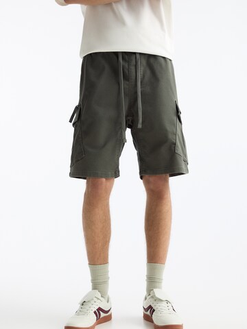 Pull&Bear Loosefit Shorts in Grün: predná strana