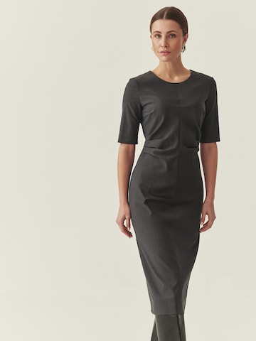 TATUUM Kjole i grå: forside