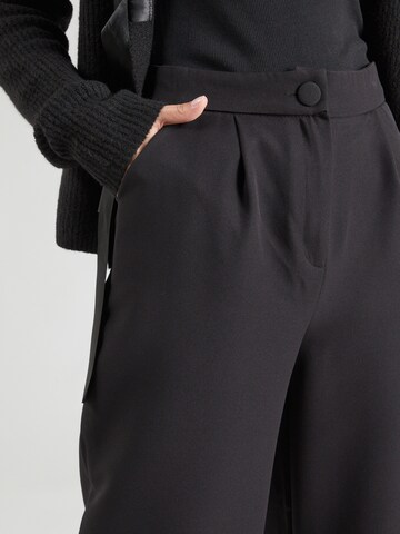Loosefit Pantaloni con pieghe di Trendyol in nero