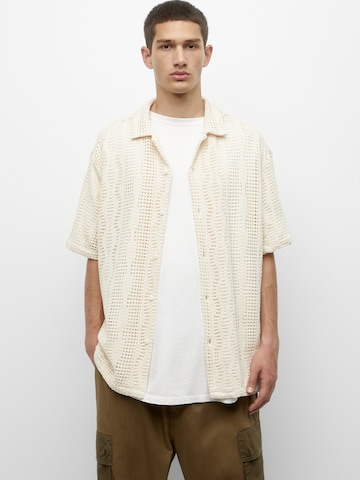 Pull&Bear Regular fit Button Up Shirt in White: front