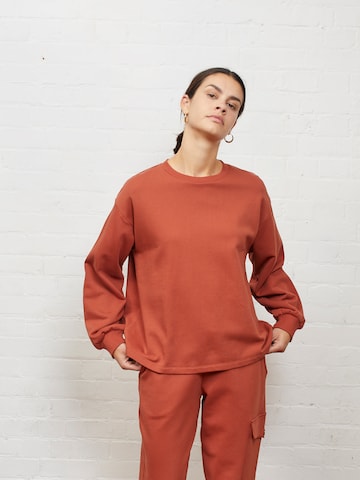 Aligne Sweatshirt 'Carson' in Bruin: voorkant