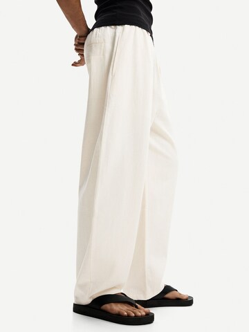 Baggy Pantaloni chino di Bershka in bianco