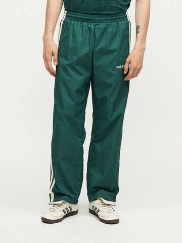 ADIDAS ORIGINALS - Loosefit Pantalón 'Cutline' en verde: frente