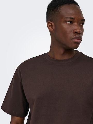 Maglietta '22022532' di Only & Sons in marrone