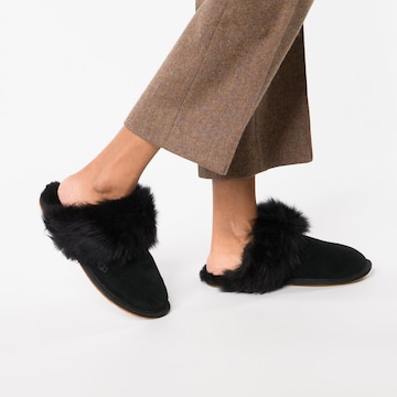 UGG - Pantufa em preto