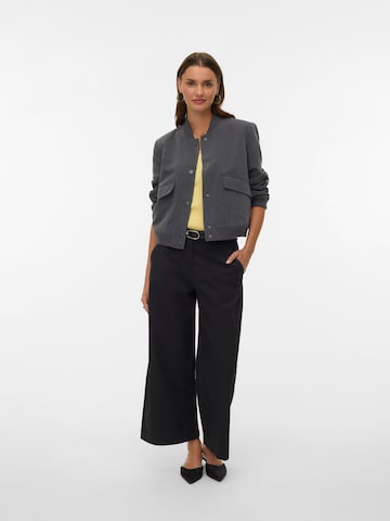 Veste mi-saison 'Amala' VERO MODA en gris