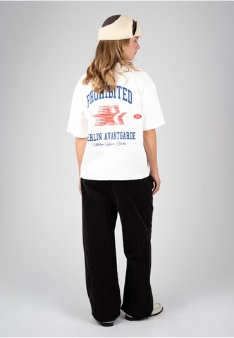 Prohibited - Camiseta 'Avantgarde' en blanco