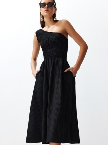 Trendyol Kleid in Schwarz: Vorderseite