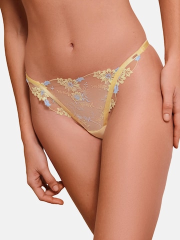 Lipsy String in Geel: voorkant