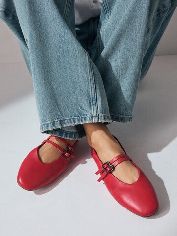 Next - Bailarinas con hebilla 'Forever Comfort' en rojo