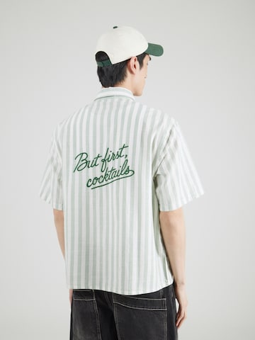 Kaotiko Regular Fit Paita 'BUT FIRST COCKTAILS' värissä vihreä: etupuoli